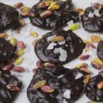 طريقة عمل شوكولاتة بالفستق وجوز الهند